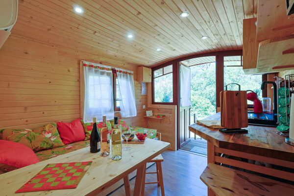 3Roulotte domaine des 3 chênes vue intérieur