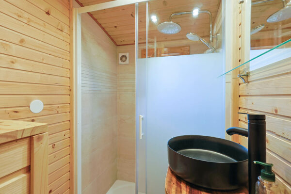 5 Roulotte domaine des 3 chênes salle de bain