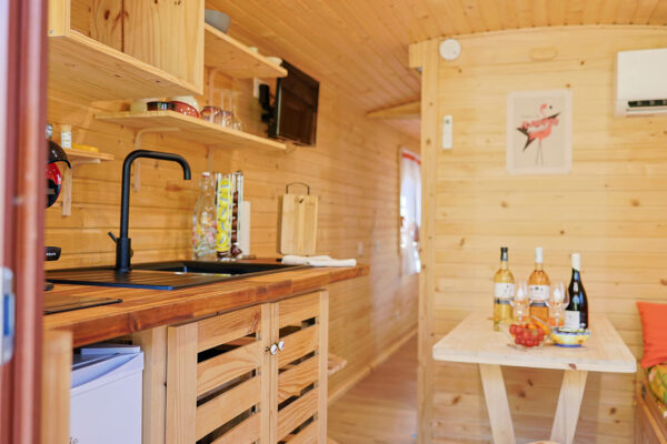 6 Roulotte domaine des 3 cuisine